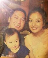 组图：赵薇夫妻罕见亲密合影 手挽手笑容甜蜜