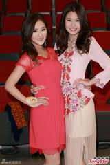 高清图：华姐自选服饰斗抢镜 欧阳可心SM装夸张