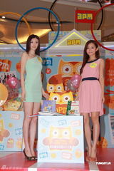 组图：徐靖雯活动中露肩性感 杨爱瑾短裙清新