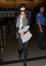 组图：紫发凯蒂-佩瑞戴墨镜干练现身机场