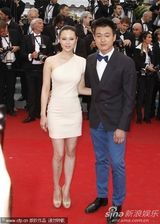 组图：佟大为关悦戛纳走秀 夫妻恩爱形影不离