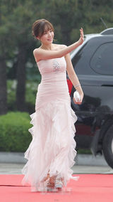 组图：尹真怡裹身长裙走红毯显玲珑曲线