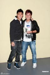 组图：谭咏麟现身跳机械舞 激情献唱要做不老校长