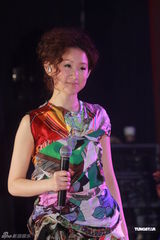 组图：蓝奕邦踩红色高跟鞋开唱 王菀之周国贤助阵