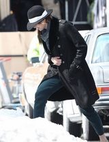 组图：新科影后劳伦斯片场睡眼惺忪状态如梦游