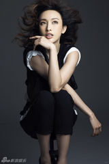 组图：张俪优雅着装拍大片 极简风格尽显张力