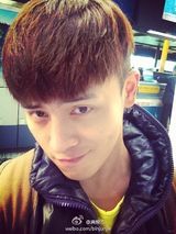 组图：天空哥宾俊杰帅气照 爱萌宠酷似倪安东