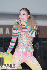 组图：容祖儿携泳儿罗力威出席派对迎圣诞