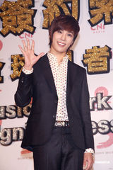 组图：朴政珉拓展演艺事业 林育羣送大汉堡解馋