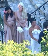 组图：GaGa墨西哥当伴娘 白纱清纯秀身材曲线