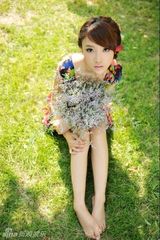 幻灯图：孙小芸荣登校园周刊封面 甜蜜公主秀可爱