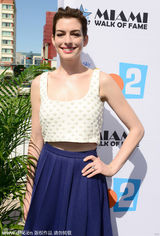 组图：海瑟薇白衣蓝裙与动物亲密接触童心未泯