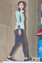 组图：金妍儿亮相签名会 恋情曝光后首现身