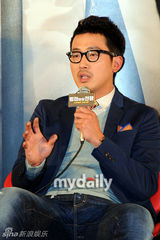 组图：河正宇等出席新片《与犯罪的战争》媒体首映