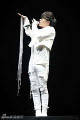 组图：快男华晨宇水晶礼服化身冰雪王子