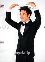 组图：韩国演员严泰雄举行婚礼发布会幸福大笑