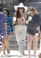 组图：LadyGaga狂甩赘肉 碎花比基尼清凉度假