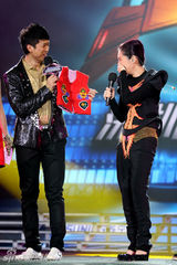 组图：周笔畅韩庚献唱深圳跨年 全场祝福Selina