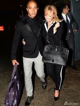 组图：贝嫂庆40岁生日小贝陪伴 辣妹马汀等齐贺