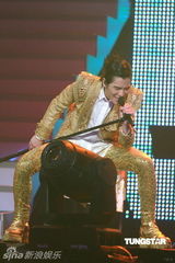 组图：萧敬腾唱《black or white》 向杰克逊致敬