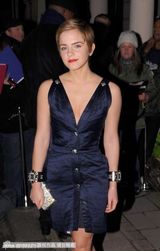 组图：赫敏改风格走性感猫步 深V短裙秀酥胸险走光