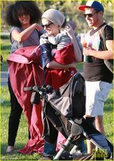 组图：安妮海瑟薇与老公共进晚餐 黑丝秀美腿