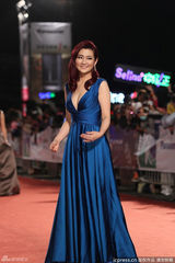 组图：金钟红毯Selina孔雀蓝色长裙酥胸半露