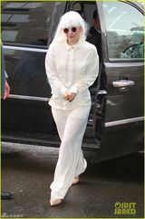 组图：Lady Gaga白发魔女造型诡异出街