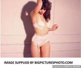 组图：超模黛西-罗伊圣诞大片性感脱衣美臀撩人 