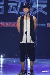 组图：吴建豪《舞林大会》热舞 张一山扎马尾助阵