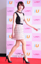 组图：韩歌手IU出道千日粉丝见面会 公主裙可爱俏皮