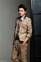 组图：李佳航冬日写真化身温暖型男