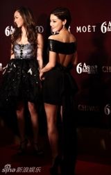 组图：邓家佳惊艳亚洲电影大奖 黑色短裙秀美背