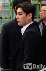 组图：SJ利特送别至亲悲痛欲绝 始源等团员抬棺