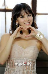 组图：韩星金智宇宣传新写真集 低胸性感娇媚无比