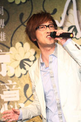 组图：周传雄发片温岚现身 送铁塔面包寓意深长