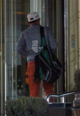 组图：王志文与友人回京 运动装亮相烟不离手