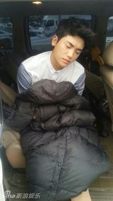 组图：李敏镐等《继承者》片场打盹 睡相大公开