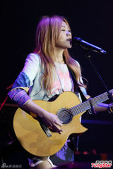 组图：蔡健雅抱吉他飙歌 压轴免费宣传新歌