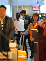 组图：张涵予机场与白衣美女谈笑拥抱