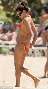 组图：伊娃海滩度假比基尼露肚腩 当众宽衣解带