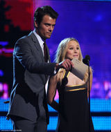 高清组图：乔什-杜哈明和克丽斯汀-贝尔颁奖