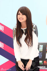 幻灯：超人气教主杨丞琳现身 粉丝排长龙热情相挺