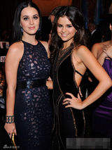 组图：比嫂赛琳娜风骚露背 凯蒂-佩里透明薄纱性感