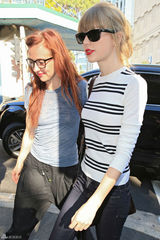 组图：泰勒澳洲买早餐 黑白条纹装显小清新