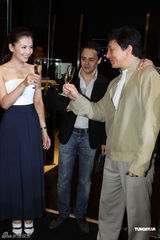 高清组图：刘涛秀白皙香肩 和成龙、F1车手同台