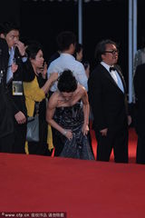 组图：金像红毯比一比 女神们全穿错了！