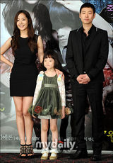 组图：朴敏英恐怖新片《猫》试映 为童星金艺伦庆生