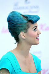 组图：凯蒂佩里蓝发爆乳似芭比 斗鸡眼表情鬼马