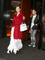 高清组图：霍思燕街拍 红色大衣搭白裙白包